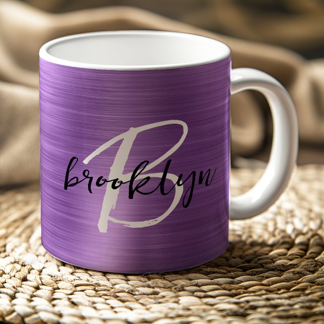 Lila borstat metall svart vit skriptmonogram  kaffemugg (Skapare uppladdad)