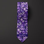 Lila Botaniskt monogram Slips<br><div class="desc">Få en förfinad titt med vår Lila botaniska Monogram Neck Tie. Den botaniska monogramdesignen i lila tillför lite elegans och stil till din bröllop. Plocka det med våra matchande sockar för ett samordnat och sofistikerat utseende.</div>