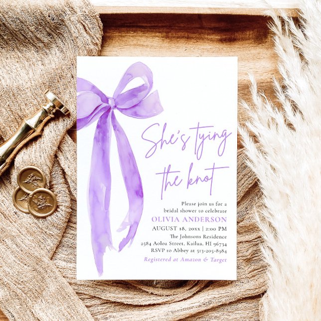 Lila Bow Hon är Gifter sig Möhippa Inbjudningar (Modern Elegant Purple Bow Ribbon Coquette She's Tying the Knot Bridal Shower Invitation)
