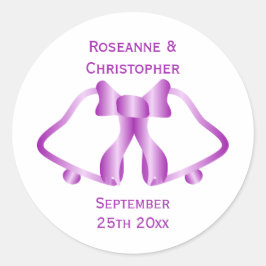 Lila Bröllopsinbjudan fr.o.m. Klockor och Ribbon Runt Klistermärke