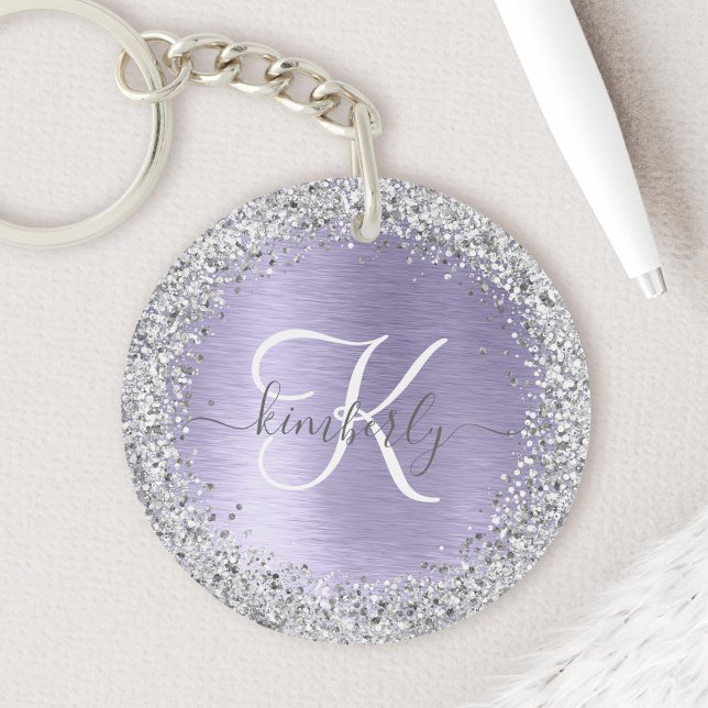 Lila Brushed Metall Silver Glitter Monogram Namn (You’ll love this keychain that has your name & monogram in silver glitter on purple metal background)