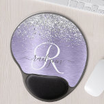 Lila Brushed Metall Silver Glitter Monogram Namn Gel Musmatta<br><div class="desc">Anpassa enkelt trendigets chic med musmatta med söt silver mousserande glitter på en lila borstad metallbakgrund.</div>