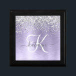 Lila Brushed Metall Silver Glitter Monogram Namn Minnesask<br><div class="desc">Anpassa enkelt den här chicen av trendig-presentboxen med söt silver mousserande glitter på en lila borstad metallbakgrund.</div>