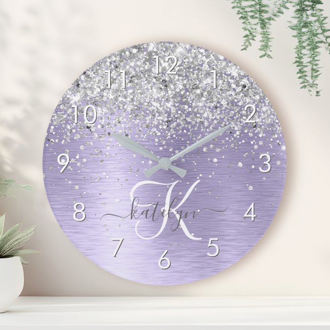 Lila Brushed Metall Silver Glitter Monogram Namn Rund Klocka (Skapare uppladdad)