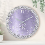 Lila Brushed Metall Silver Glitter Monogram Namn Stor Klocka<br><div class="desc">Anpassa chicens väggklocka i trendiget enkelt med söt silver mousserande glitter på en lila borstad metallbakgrund.</div>