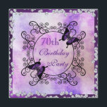 Lila Butterflies & Diamonds 70:e födelsedagen Inbjudningar<br><div class="desc">Elegantens personlig/personlig anpassningsbar 70 födelsedagsfest firande inbjudningar till kvinnor och flickor. På framsidan av denna glamorösa födelsedagsfest är inbjudan en tryckt bild av 2/2 vackra lila fjärilar som vilar på en bedövande svart dekorativ dekorativ dekorativ dekorativ ram med snurrar, tryckt på en mjuk pastellskugg med texturerad abstrakt av lila, lavera...</div>