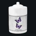 Lila Butterfly Blommigt Tekanna<br><div class="desc">Njut av teet med en Lila Butterfly Blommigt Personlig Tekanna. Tekannans utformning har ett par pulserande fjärilar som vilar på en vit blommigt vind mot en lätt grått grunge-bakgrund. Ytterligare presentartiklar som är tillgängliga med den här designen samt en mängd färg.</div>