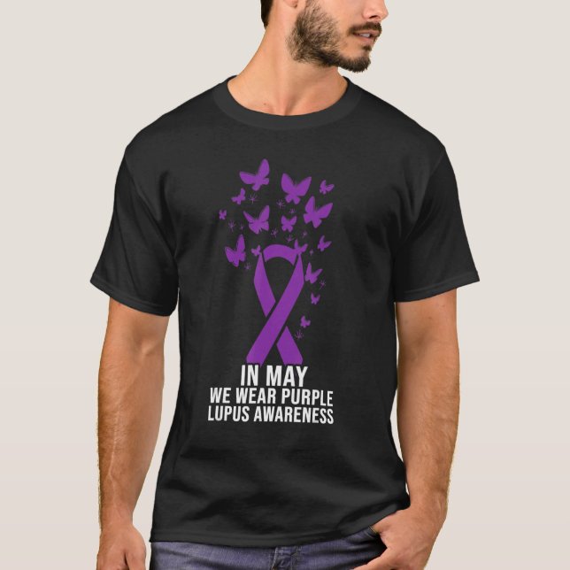 Lila Butterfly Ribbon Support Warrior of a Lupus T Shirt (Framsida)