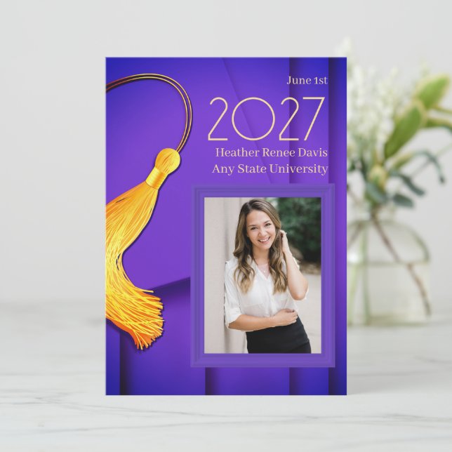 Lila Cap och Gown med Guld Tassel Meddelande (Stående Fram)