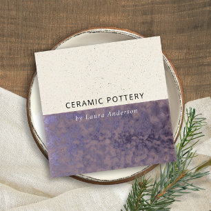 LILA CERAMISK POTTERI GLASSAD SPECKELLT STRUKTUR FYRKANTIGT VISITKORT