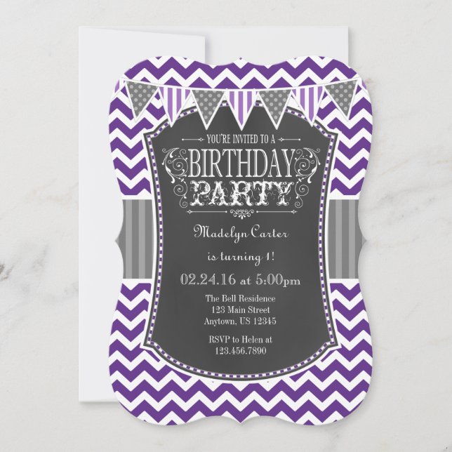 Lila Chalkboard Chevron Birthday Inbjudan (Framsida)