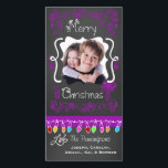 Lila Chalkboard God jul-fotokort Julkort<br><div class="desc">God jul helgdag-fotokort med en ritbordsbakgrund,  många lila-snurrar och text som läser God jul,  en sträng med färgstark träd ljus i olika färg,  lila-hängande ornament och områden som du kan anpassa dessa vackra och ljusa helgdag-kort med ditt foto och namn!</div>