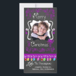 Lila Chalkboard God jul-fotokort Julkort<br><div class="desc">God jul helgdag-fotokort med en ritbordsbakgrund,  många lila-snurrar och text som läser God jul,  en sträng med färgstark träd ljus i olika färg,  lila-hängande ornament och områden som du kan anpassa dessa vackra och ljusa helgdag-kort med ditt foto och namn!</div>