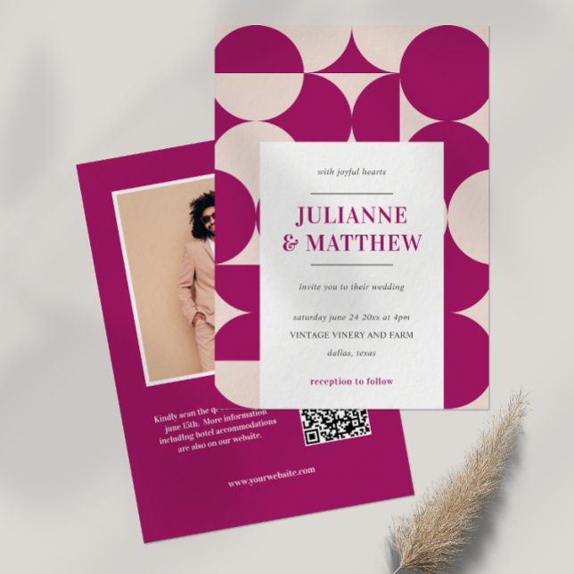 Lila Circle Scallop QR PHOTO i mitten av århundrad Inbjudningar (Purple Vintage Retro Seventies or Sixties Inspired Photo Wedding Invitation with QR CODE. ALL IN ONE)