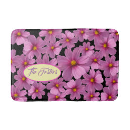 Lila Cosmos blommdesign i en svart bakgrund Badrumsmatta