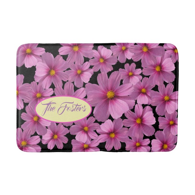 Lila Cosmos blommdesign i en svart bakgrund Badrumsmatta (Framsidan)