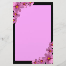 Lila Cosmos blommdesign i en svart bakgrund Brevpapper