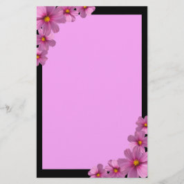 Lila Cosmos blommdesign i en svart bakgrund Brevpapper