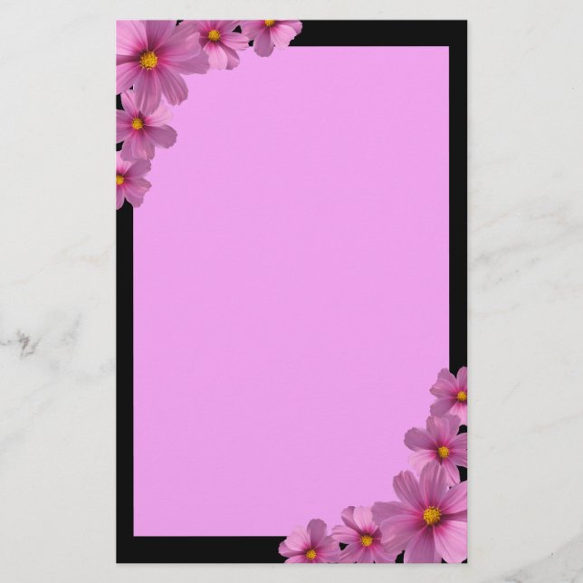 Lila Cosmos blommdesign i en svart bakgrund Brevpapper (Framsida)