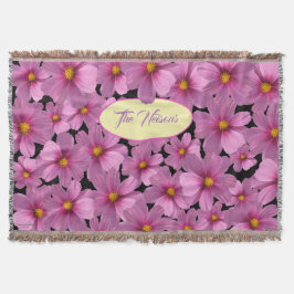 Lila Cosmos blommdesign i en svart bakgrund Filt