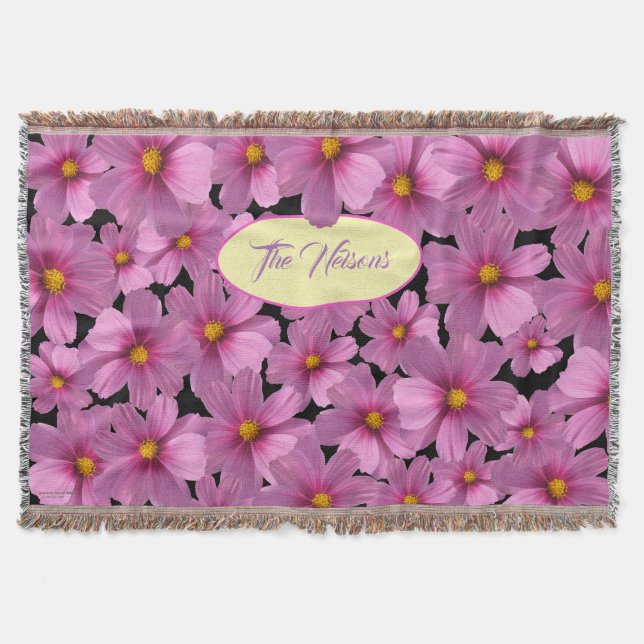 Lila Cosmos blommdesign i en svart bakgrund Filt (Framsidan)