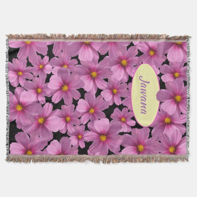 Lila Cosmos blommdesign i en svart bakgrund Filt (Framsidan)