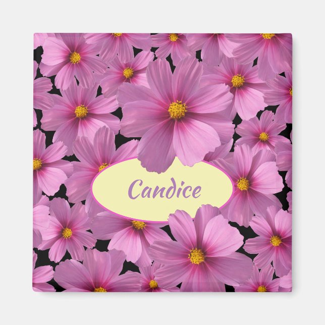 Lila Cosmos blommdesign i en svart bakgrund Magnet (Framsidan)