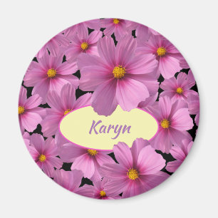 Lila Cosmos blommdesign i en svart bakgrund Magnet