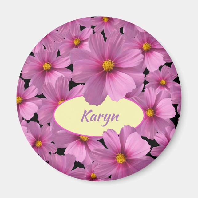 Lila Cosmos blommdesign i en svart bakgrund Magnet (Framsidan)