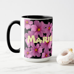 Lila Cosmos blommdesign i en svart bakgrund Mugg