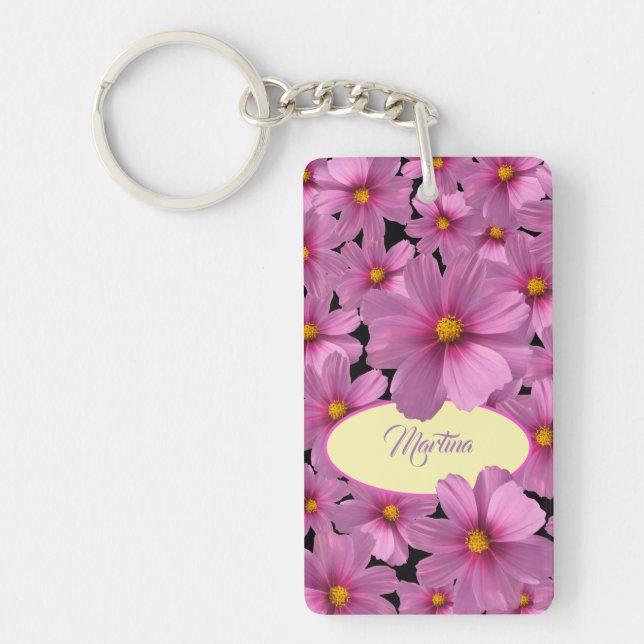 Lila Cosmos blommdesign i en svart bakgrund Nyckelring (Framsidan)