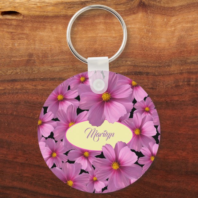 Lila Cosmos blommdesign i en svart bakgrund Nyckelring (Framsida)