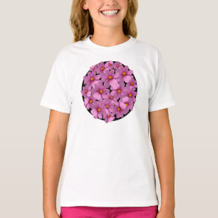 Lila Cosmos blommdesign i en svart bakgrund T Shirt