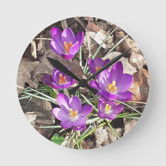 Lila Crocus Clock Rund Klocka (Framsida)