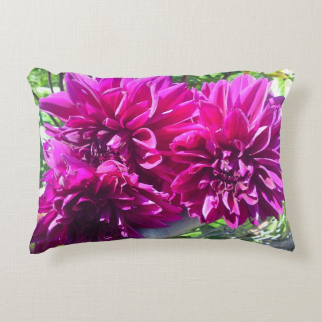 Lila Dahlia Flower Pillow Prydnadskudde (Framsidan)