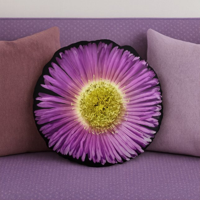 Lila Daisy Flower Closee-up Boho Cheerful Blommigt Rund Kudde (Skapare uppladdad)