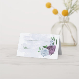 Lila dammiga blåa blommor grönt löv bröllop placeringskort
