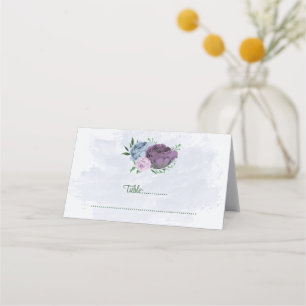 Lila dammiga blåa blommor grönt löv bröllop placeringskort