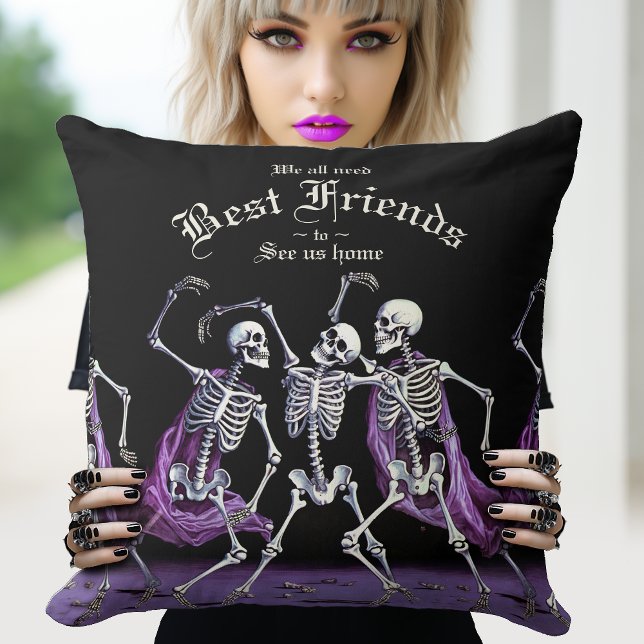 Lila Dancing Skeletons Halloween Gothic Kudde (When you need a friend or two to help you home. This pillow is the perfect gothic best friends gift.)