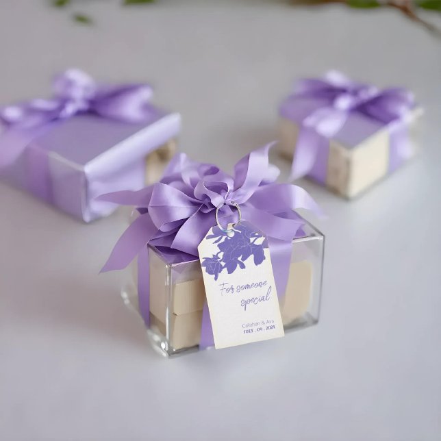 lila Design Personlig för vit Blommigt Presentetikett (Purple Floral Design Personalized Text Gift Tags hanging on a clear gift box with a lilac ribbon)