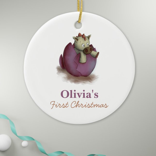 Lila Dinosaur Hatching Flicka Första jul Julgransprydnad Keramik (Baby girl first christmas ornament with a dinosaur hatching illustration)