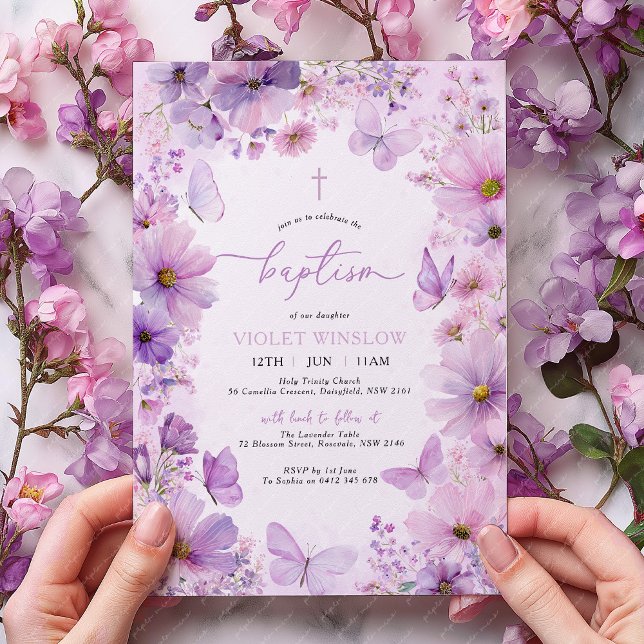 Lila dopfjäril Blommig dopflicka Inbjudningar (Purple Floral Butterfly Baptism Invitation with cross. )