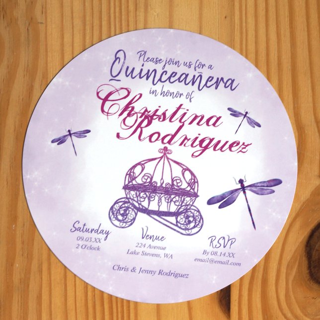 Lila Dragonflies Quinceañera Inbjudningar (Princess purple quinceanera invitation mis quince horse carriage glitter and dragonflies)