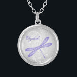 Lila Dragonfly Necklace Silverpläterat Halsband<br><div class="desc">Anpassa en unik gåva till dina brudar med en Lila Dragonfly Necklace. Necklace-konstruktionen har en pulserande dragonfly mot en blommigt av elegant och grått-fuktig bakgrund. Anpassa med brudgummens namn för en omhuldad påminnelse om din stora dag. Ytterligare bröllop-förråd finns även med den här utformningen. Behöver du hjälp med anpassning? Kontakta...</div>