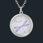 Lila Dragonfly Necklace Silverpläterat Halsband<br><div class="desc">Anpassa en unik gåva till dina brudar med en Lila Dragonfly Necklace. Necklace-konstruktionen har en pulserande dragonfly mot en blommigt av elegant och grått-fuktig bakgrund. Anpassa med brudgummens namn för en omhuldad påminnelse om din stora dag. Ytterligare bröllop-förråd finns även med den här utformningen. Behöver du hjälp med anpassning? Kontakta...</div>
