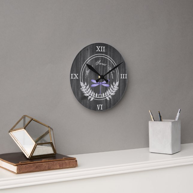 Lila Dragonfly Rustic Acrylic Wall Clock Rund Klocka (Kontor)