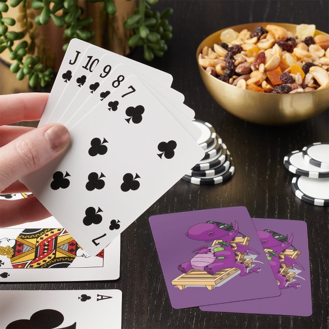 Lila drak som slappnar på däckstol casinokort (Skapare uppladdad)