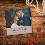 Lila elegant bröllop kärlek och tack foto magnet<br><div class="desc">Dela med dig av din tacksamhet med denna eleganta lila ”Kärlek och tack” bröllopsmagnet. Framsidan visar ditt favoritbröllopsfoto tillsammans med dina personliga namn och datum, vilket skapar ett minne som dina gäster kommer att värna om. En perfekt liten tacksamhetsgåva som är både stilfull och meningsfull, idealisk för kylskåp, tavlor eller...</div>