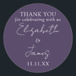 Lila Elegant Script Bröllop Tack Runt Klistermärke<br><div class="desc">Det här lila minimalistskript för elegant bröllop tack för att du kan ha klistermärke som personlig med dina uppgifter i chic typografi. Designad av Thisisnotme©</div>