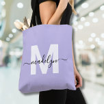 Lila Elegant Skript Namn Monogram Tygkasse<br><div class="desc">Personlig söt lila och vit trendig modern initialmonogram totesekpung. Lägg till en mjuk och feminin touch till din vardagliga stil med denna snygga och lekfulla totesekpung. Med en lila bakgrund och en djärv vit initial (utan glimmer eller folie), i par med ett snyggt svart namn i modern skrivstil, blandar denna...</div>